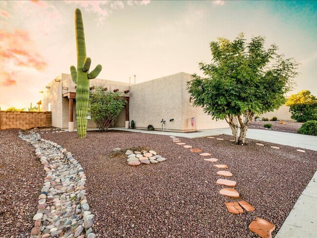 Foto del edificio - Beautiful 3 Bedroom Home with Office & Desert Landscaping !