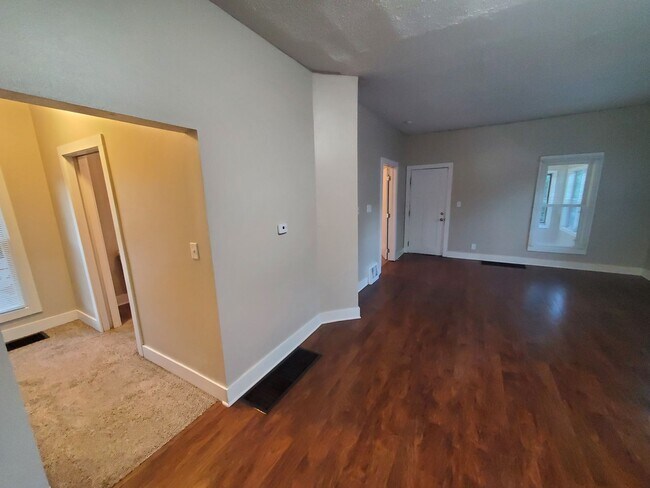 Building Photo - 2 Bedroom, 1 Bathroom home with front porc...