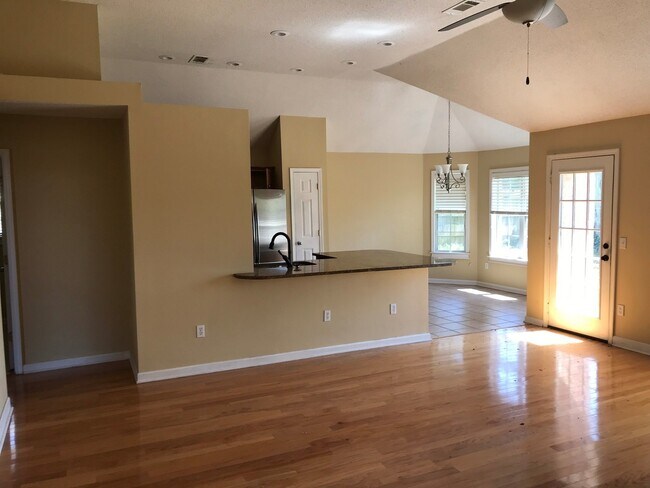Building Photo - 495 Alexa Dr