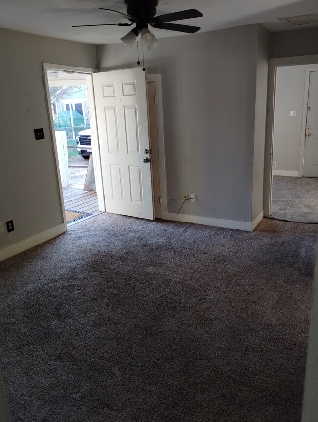 Entrada/Sala de estar - 2211 Echols St