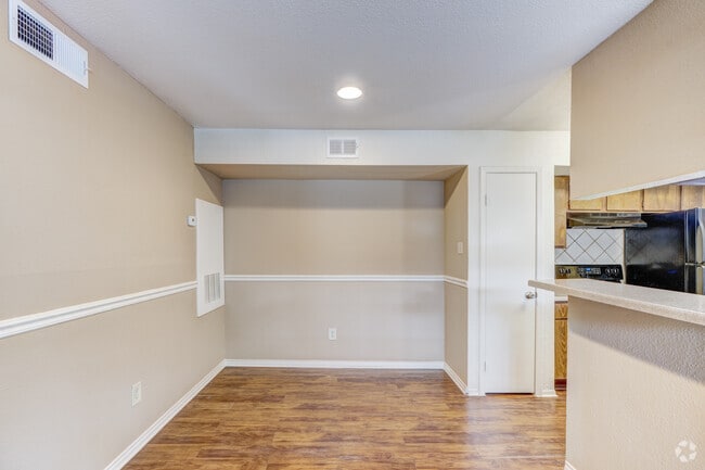 2BR, 2BA - 943SF - Dining Room - Windchase Hamlet Apartments