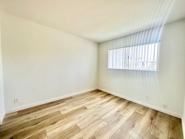 Building Photo - 14026 Oxnard St