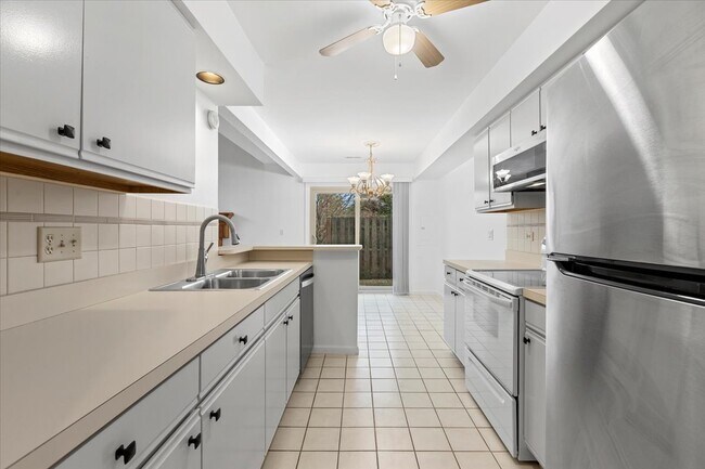 Foto del edificio - 1328 N Knollwood Dr