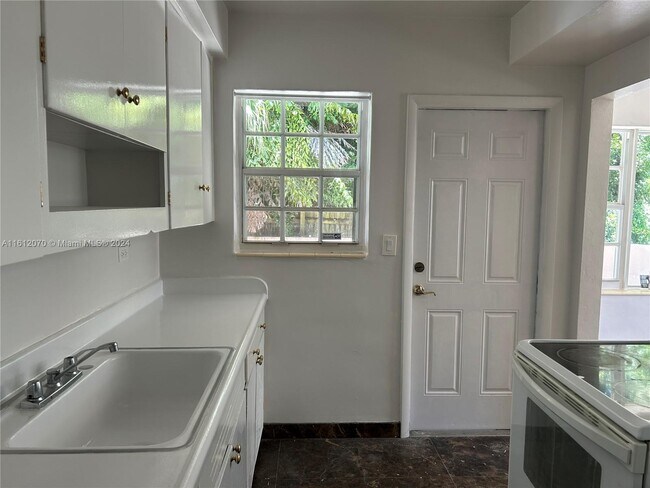 Foto del edificio - 1292 SW 23rd St