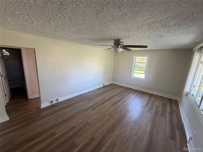 Foto del edificio - 1246 House Rd N