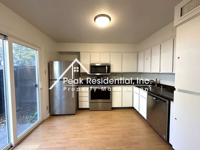 Building Photo - Very Nice 3bd/2.5ba Townhouse near UCD Med...