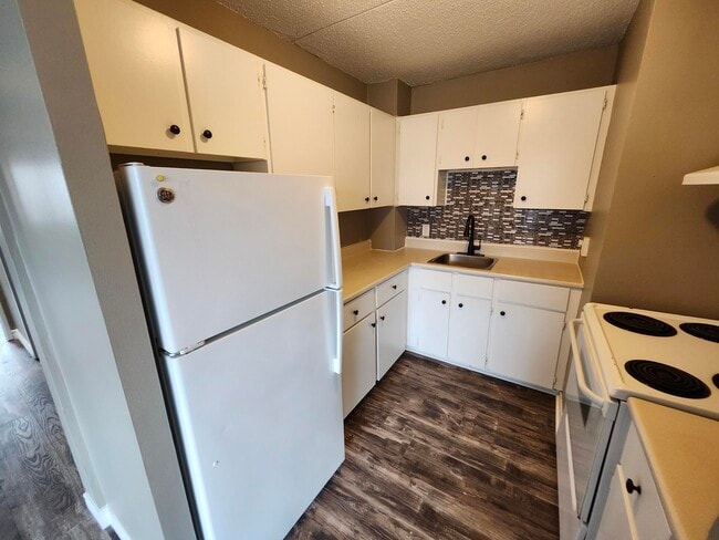 Building Photo - 411 Ellerdale St