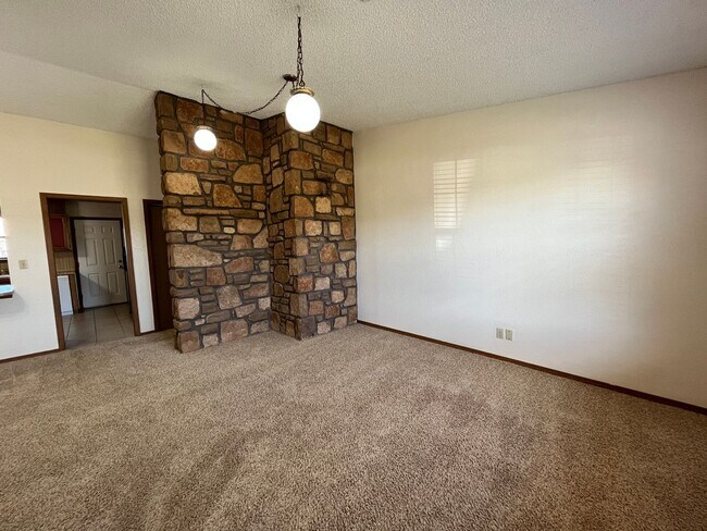 Building Photo - 2 Bedroom 1 bathroom Duplex in Broken Arro...