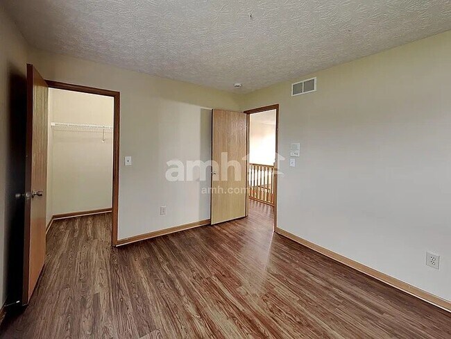 Foto del edificio - 452 Crestmoore Dr