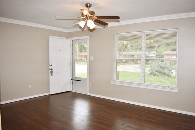 Building Photo - Lovely 2-1 home in Irving!