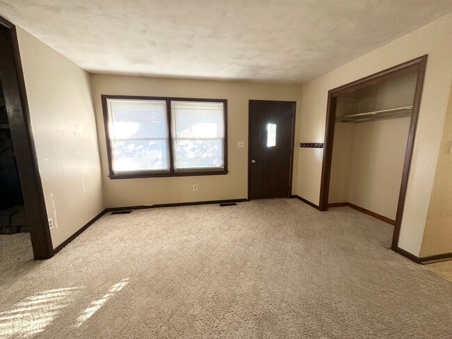 Building Photo - 3 Bedroom, 2 Bathroom Home in Republic, MO