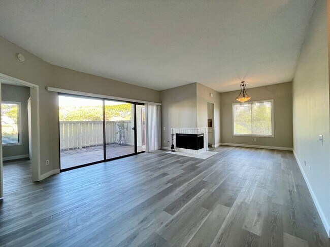 Foto del edificio - 2 Bedroom-2 Bathroom Single Story Condo; g...