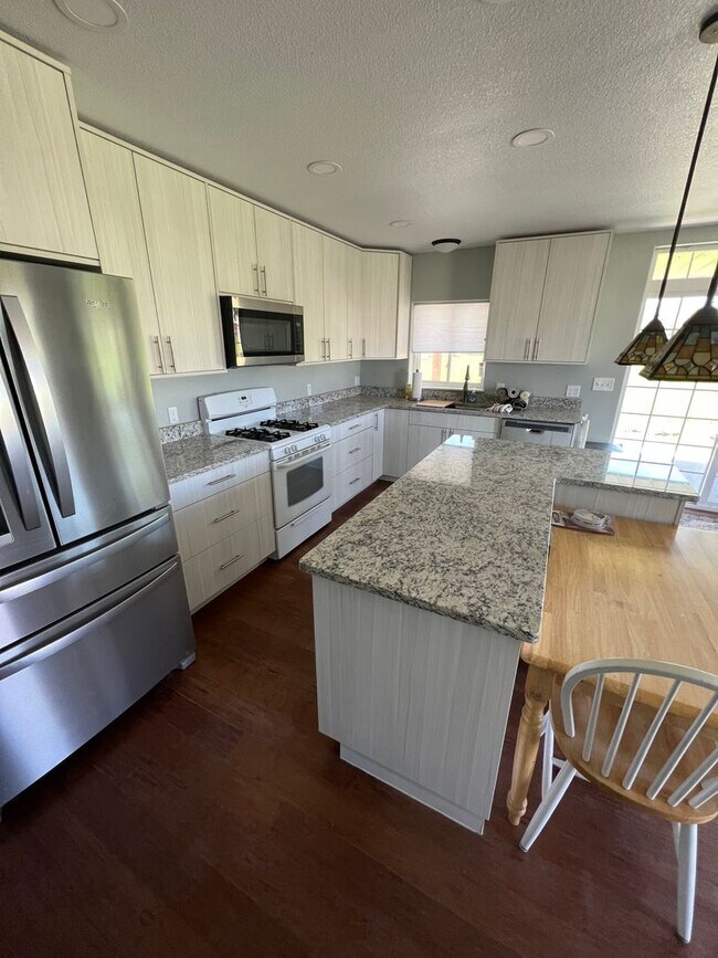 Foto del edificio - Fully Furnished Short Term Rental