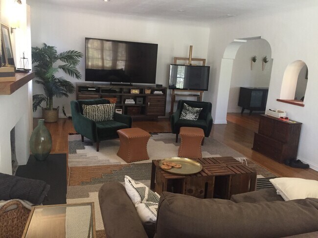 Sala de estar con muebles. - 1160 S Crescent Heights Blvd