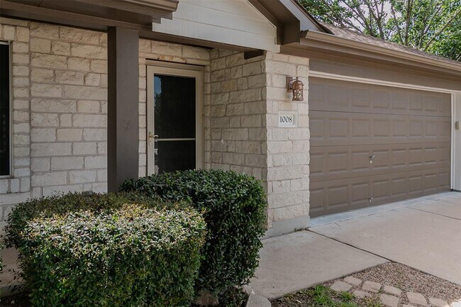 Foto del edificio - 1008 Cedarridge Ct