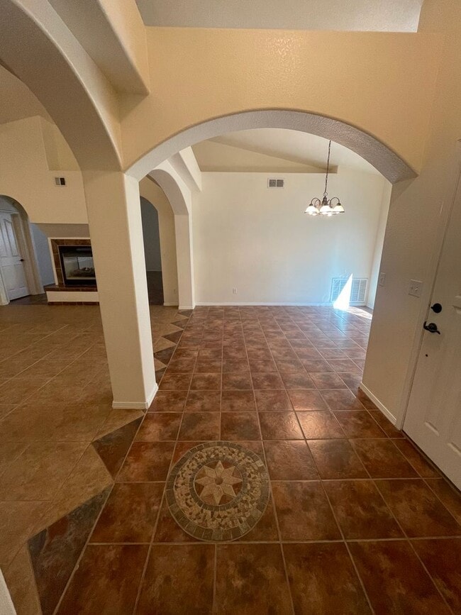 Building Photo - Lovely 4 Bedroom/2 Bath home in Parkhill E...