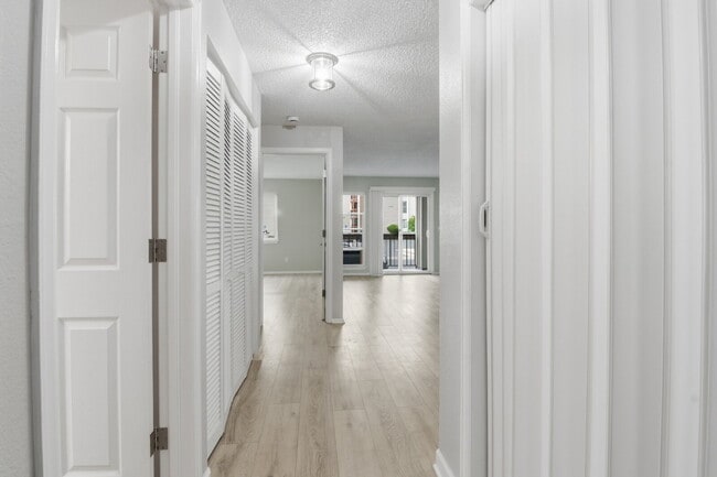 Foto del edificio - $1,495.95 - 1 Bed, 1 Bath Updated Unit in Westminster with In Unit Washer/Dryer!