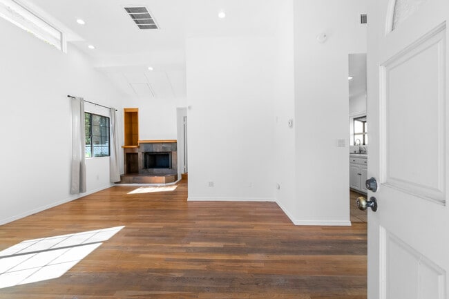 Building Photo - 8643 Clifton Way