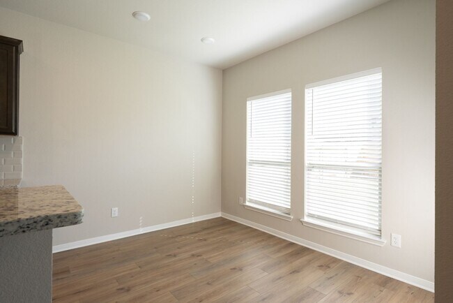Foto del edificio - Spacious 4 Bedroom Home in South Temple – ...