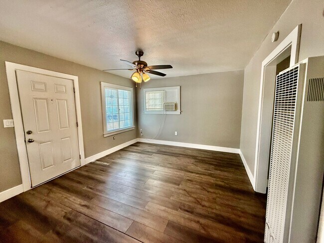 Foto del edificio - Cute Studio Home available NOW
