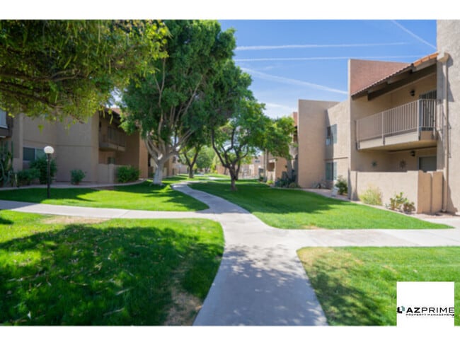 Foto del edificio - Settle Into this Beautifully Refreshed 2/1 Phoenix Condo in the Desirable Arcadia Area.