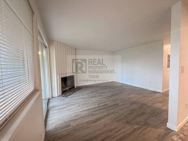 Building Photo - Charming 2 Bed, 1.5 Bath Apartment in Span...