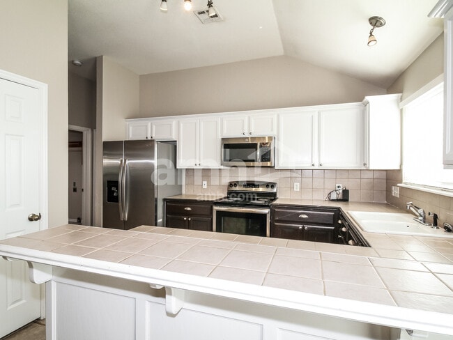 Building Photo - 4009 Queens Dr