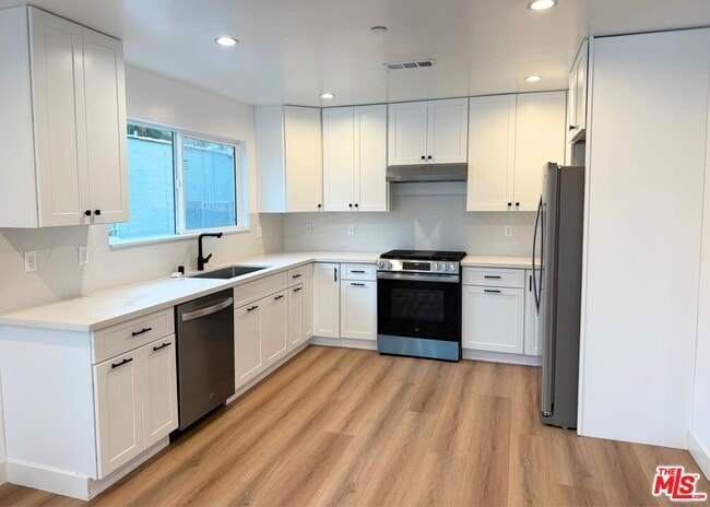 Building Photo - 3031 Vineyard Ave