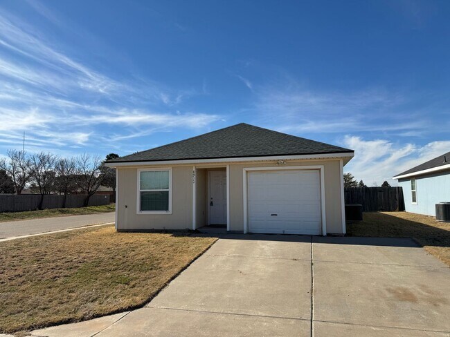 Foto del edificio - $500 off first full Months Rent. Three Bed...