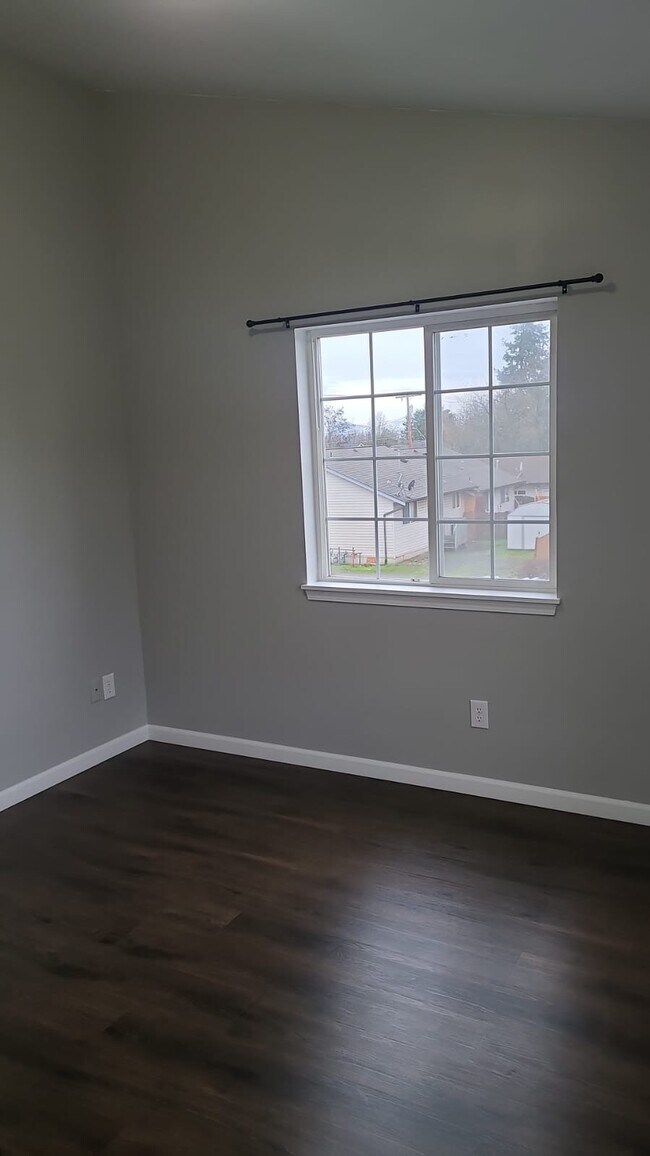 Foto del edificio - Remodeled 4-Bed, 2-Bath Duplex in Prime Be...
