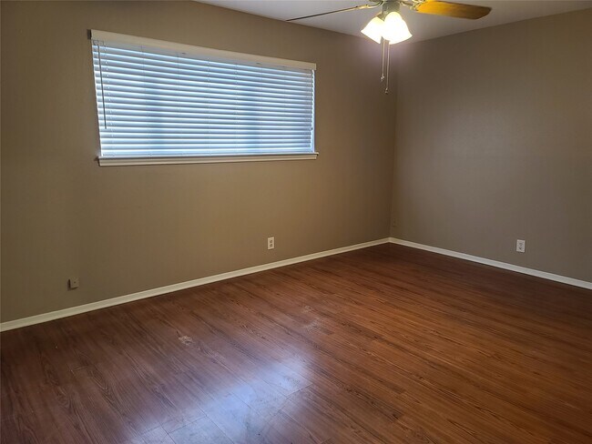 Foto del edificio - 5303 Little John Ln