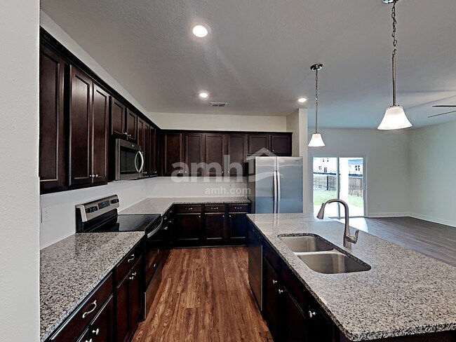 Foto del edificio - 5718 Hampton Creek Rd