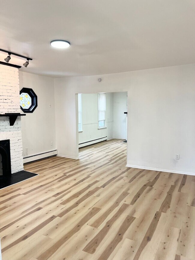 Foto del edificio - Spacious 3 bed, 2.5 bath Single Family home in Carrick- New Flooring and Paint, Available Immedia...