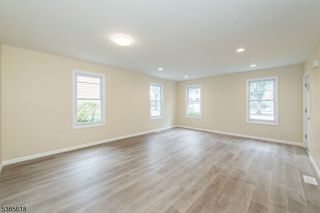 Foto del edificio - 55 Lakeside Ave