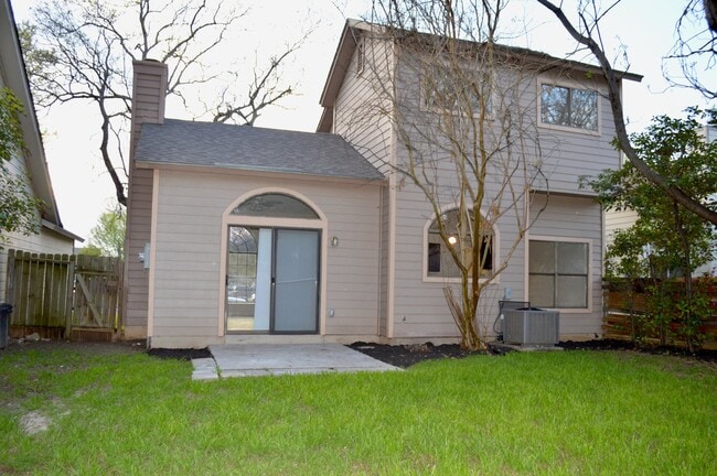 Building Photo - Beautifully updated move-in ready 3/2.5