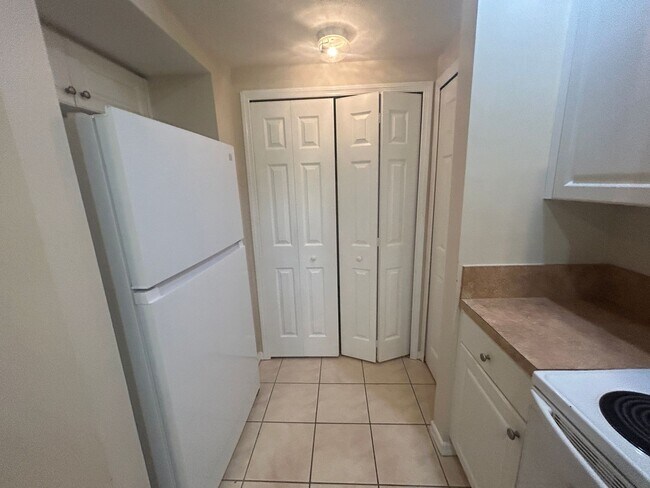 Building Photo - Spacious  3/2 ground floor unit