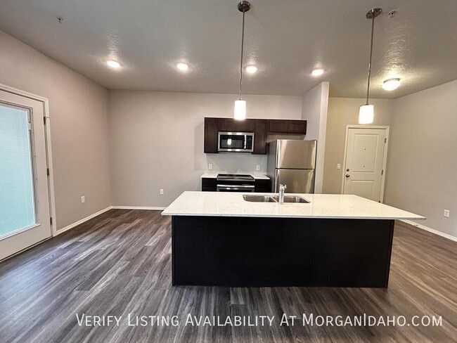 Building Photo - $500 off first month! 925 sqft 1-bed. Grou...