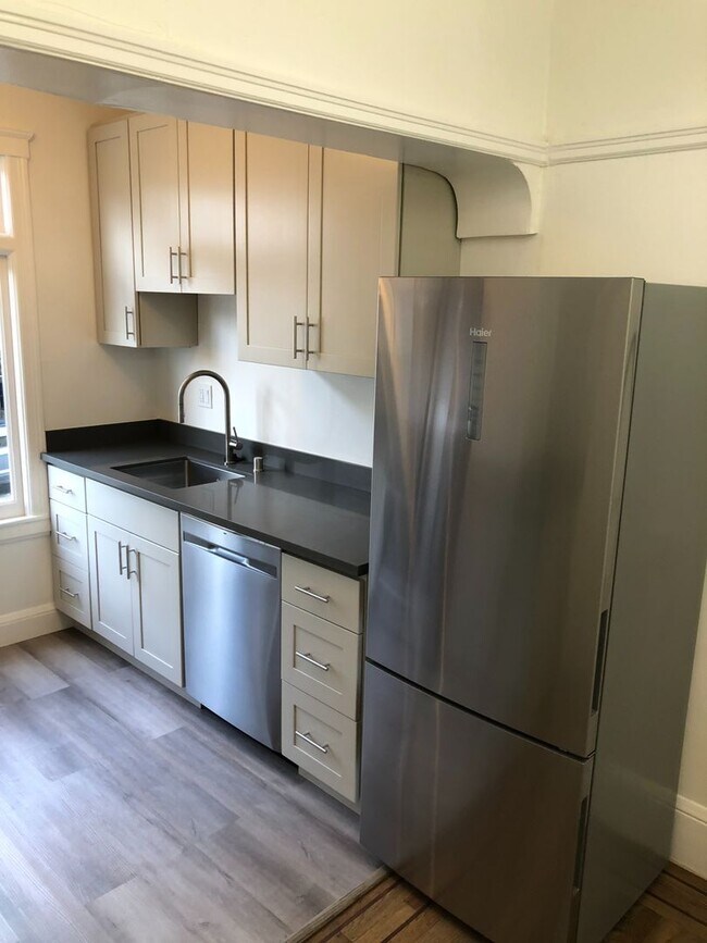 Foto del edificio - Remodeled rent controlled apartment w/all ...