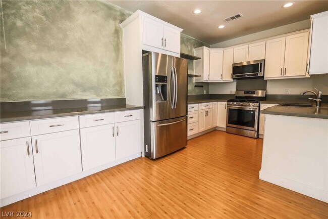 Building Photo - 251 S Green Valley Pkwy