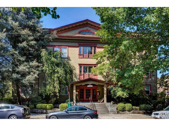 Building Photo - Charming 2Bed  1Bath Corner Unit - NW Dist...
