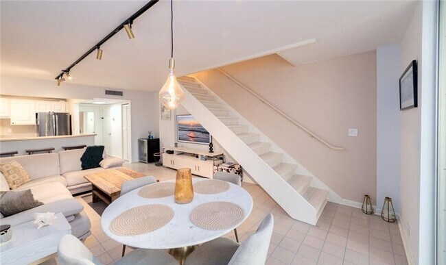 Building Photo - ***Ask about the TWO WEEKS FREE** STUNNING BEACHSIDE TOWNHOUSE CONDO IN VANDERBILT TOWERS — NAPLE...