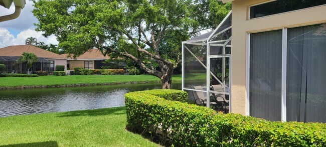 Foto del edificio - 4562 Carlton Golf Dr