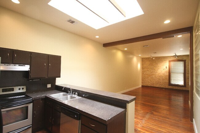 Foto del edificio - 319 S Flores St