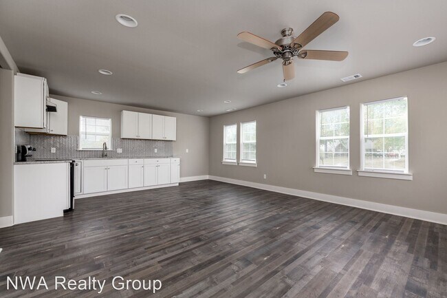 Building Photo - 2 br, 2 bath House - 598 N. Elm St.