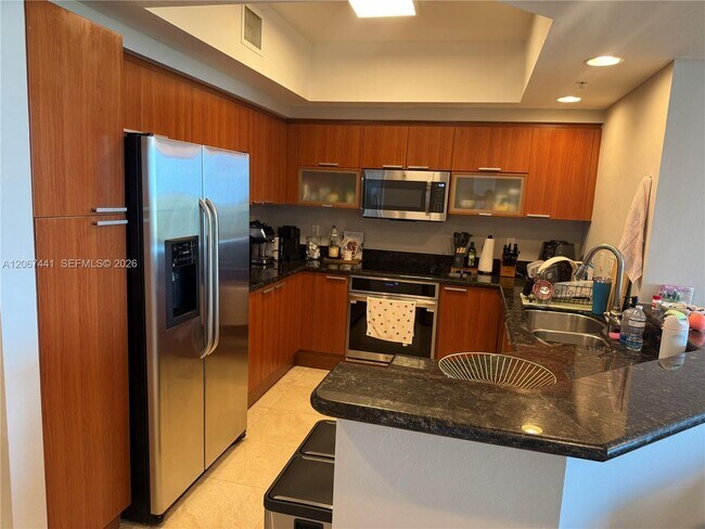 Foto del edificio - 15051 Royal Oaks Ln