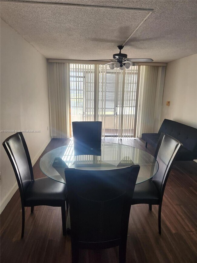 Foto del edificio - 8450 Sunrise Lakes Blvd