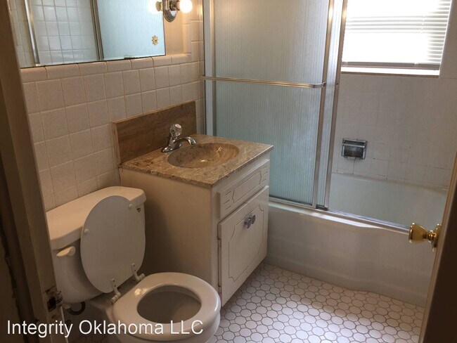 Building Photo - 2 br, 1 bath House - 3700 N. Drexel Blvd.