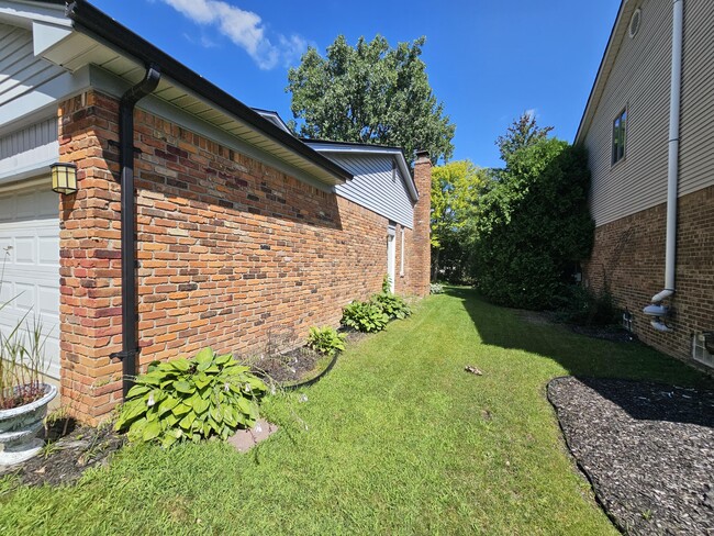 Building Photo - 44180 Richmond Ct