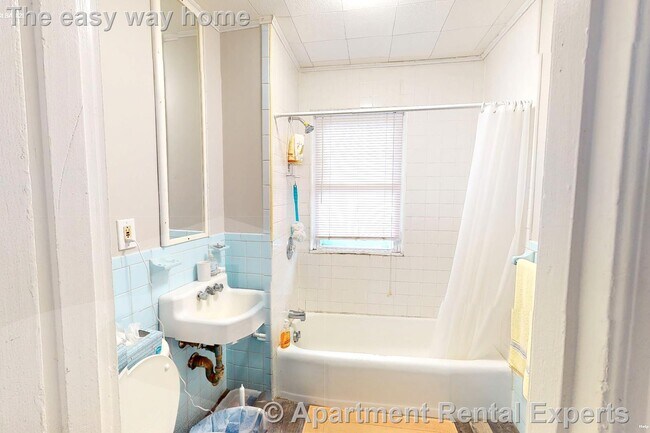 Building Photo - 8 A Forest St