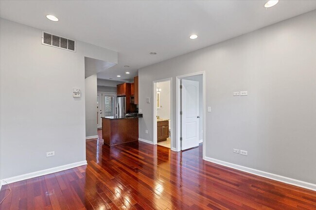 Foto del edificio - 1360 W Greenleaf Ave
